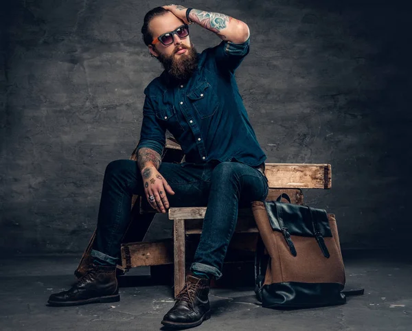 Hombre con estilo en jeans y gafas de sol —  Fotos de Stock