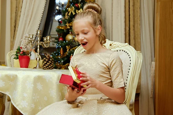 Девушка открывает подарочную коробку на Рождество — стоковое фото