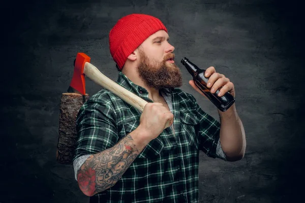Lumberjack drinking beer from a bottle — Stock Photo, Image