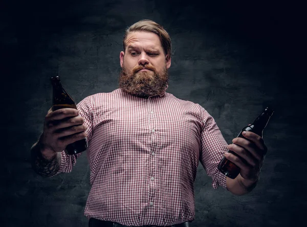 Hombre barbudo sosteniendo botellas de cerveza — Foto de Stock