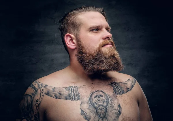 Bir göğüs üzerinde boğa dövmeli adam — Stok fotoğraf