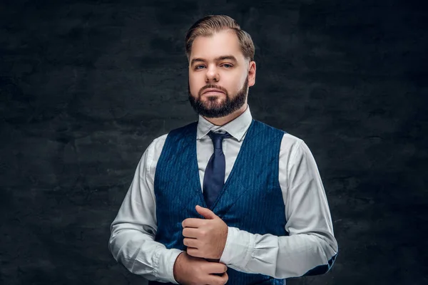 Uomo barbuto serio ed elegante — Foto Stock