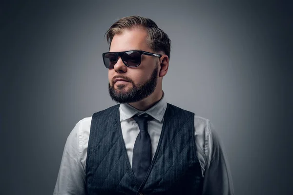 Бородатый бизнесмен в солнечных очках — стоковое фото