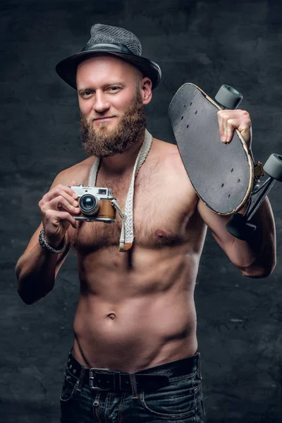 スケート ボードとカメラを保持している上半身裸の男 — ストック写真