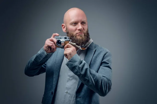 Φαλακρός άνδρας με φωτογραφική μηχανή φωτογραφιών — Φωτογραφία Αρχείου