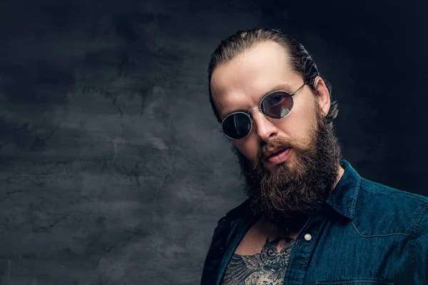 Elegante hombre barbudo en gafas de sol —  Fotos de Stock