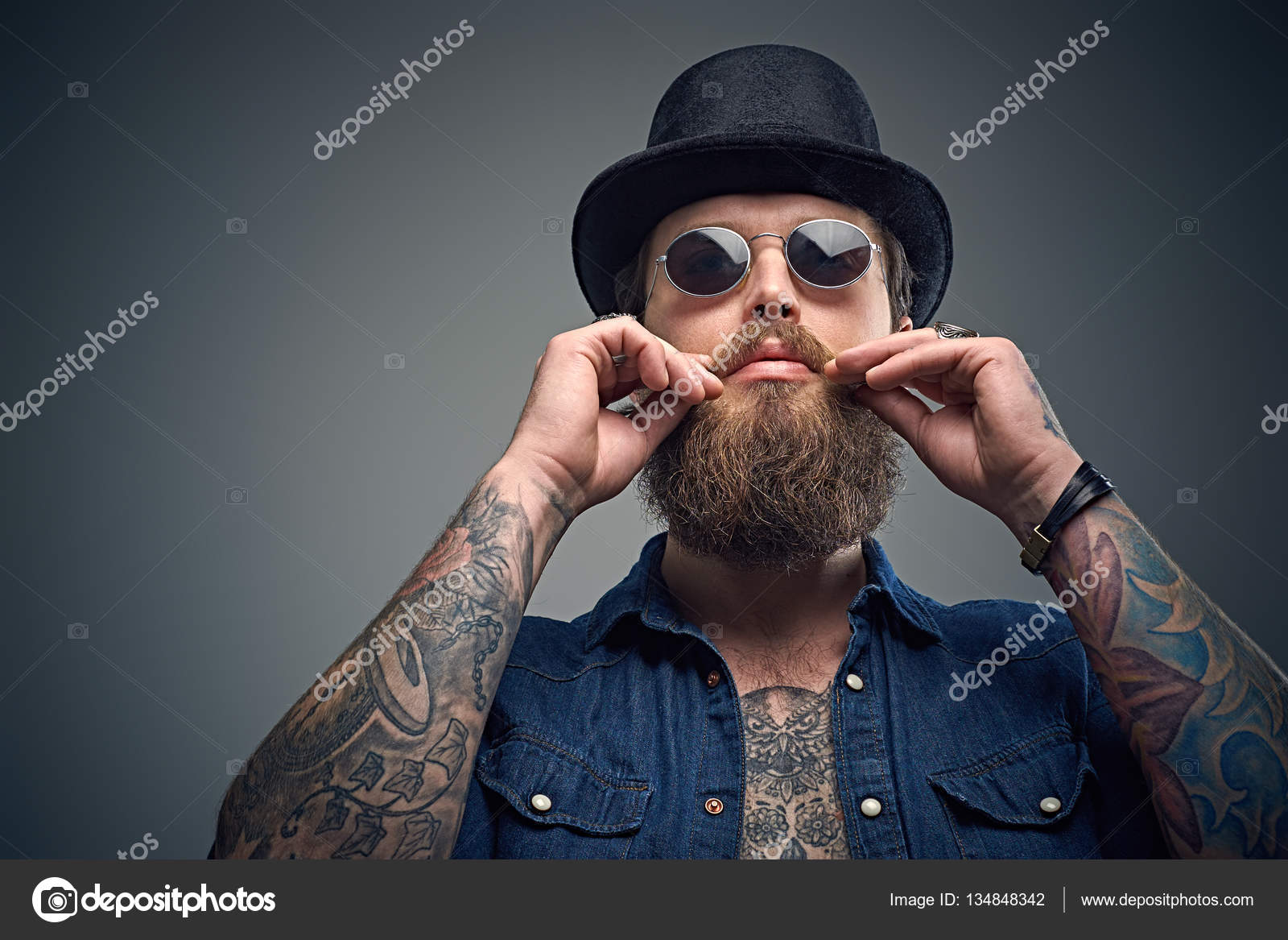 Tattooed hipster man wearing a top hat — Stock Photo © fxquadro #134848342