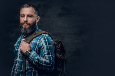 Sırt çantası bir omuz üzerinde tutan adam.