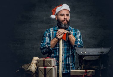 Santa şapka hediye kutuları ile adam