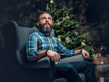 Adam ekose pazen tişört ve kot pantolon