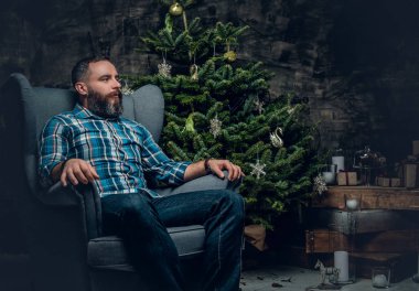 Adam ekose pazen tişört ve kot pantolon