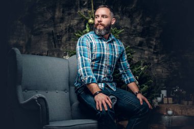 Adam ekose pazen tişört ve kot pantolon
