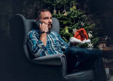 Smartphone tarafından konuşan sakallı adam