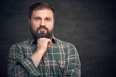 Ekose pazen gömlek giymiş adam 