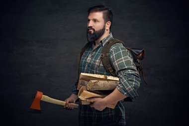 Bir balta tutan orta yaş erkek