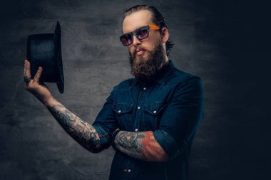 Bir silindir şapkalı adamla dövmeli hipster  