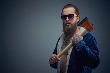 Adam balta tutan güneş gözlüğü