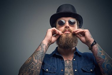 Şapka giyen dövmeli hipster adam  
