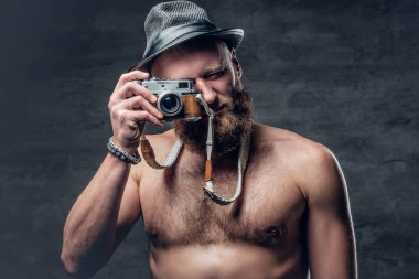 Keçe şapka çekim gömleksiz adam