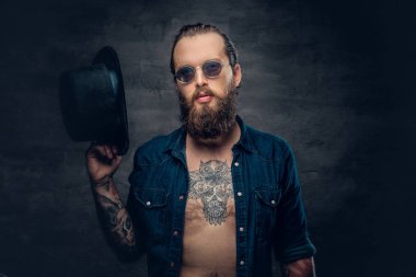Bir silindir şapkalı adamla dövmeli hipster  