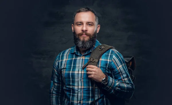 Man holding backpack on a shoulder. — Stock Photo, Image