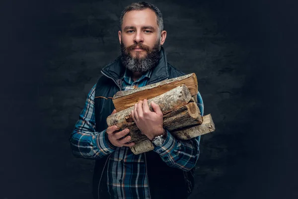 Adam holding yakacak odun — Stok fotoğraf