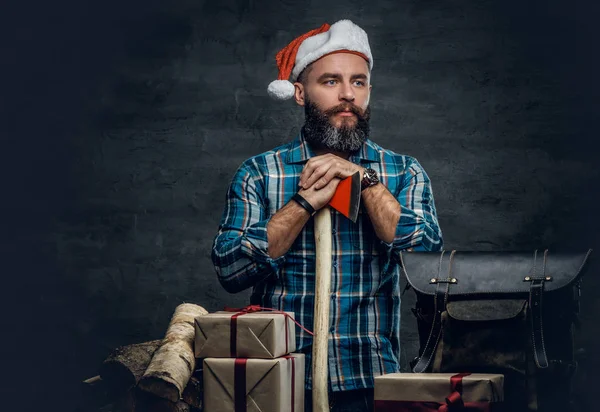 Hombre en Santa sombrero con cajas de regalo — Foto de Stock