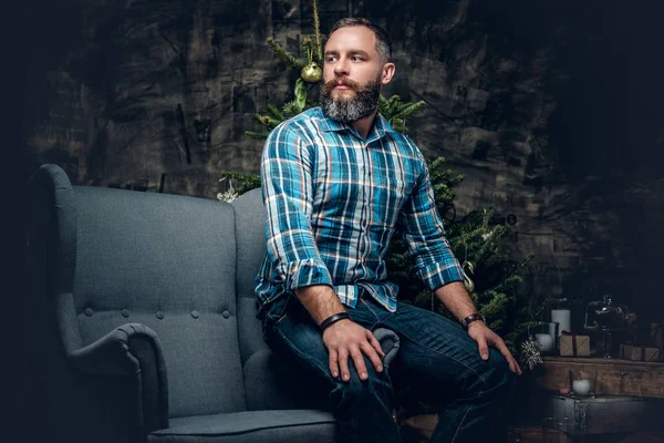 Man in plaid flannel shirt and jeans — Stock Photo, Image