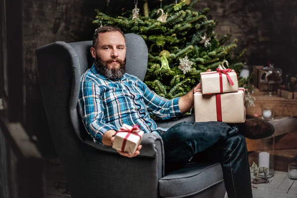 Hombre de mediana edad con cajas de regalo — Foto de Stock