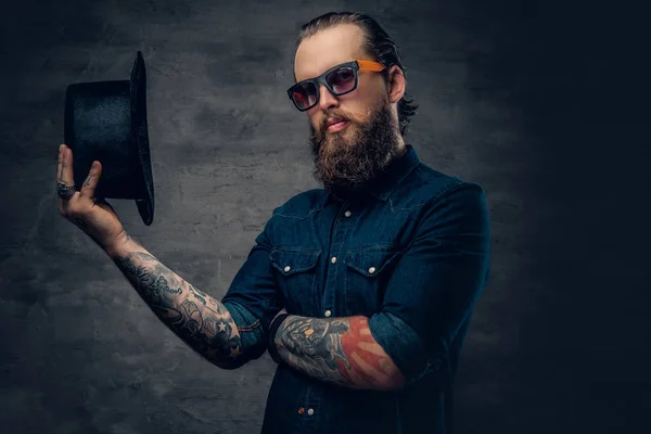 Τατουάζ hipster άνθρωπος με ένα κορυφαίο καπέλο — Φωτογραφία Αρχείου