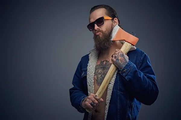 Hombre barbudo con gafas de sol sosteniendo hacha — Foto de Stock