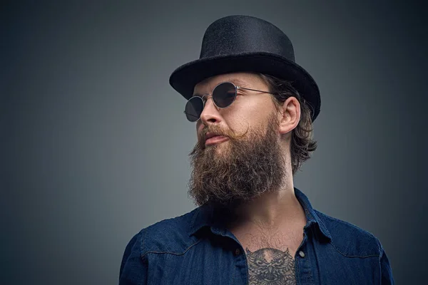 Şapka giyen dövmeli hipster adam — Stok fotoğraf