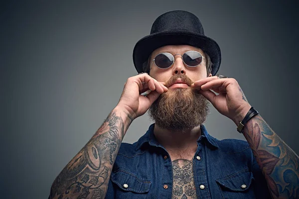 Hombre hipster tatuado usando un sombrero de copa — Foto de Stock