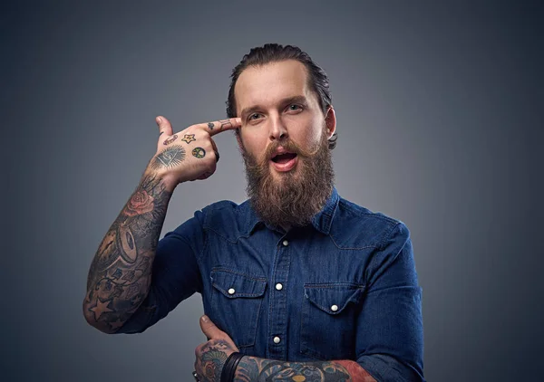 Skægget mand med tatoveringer på arme - Stock-foto