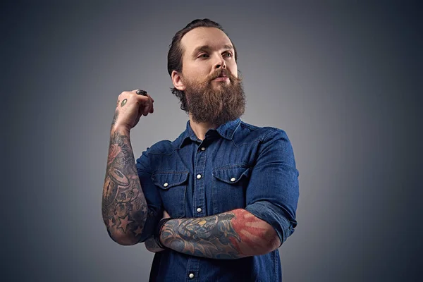Skäggig man med tattooes på vapen — Stockfoto