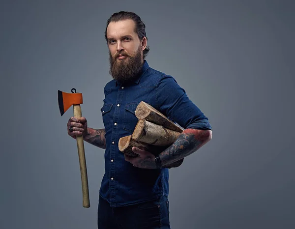 Man holding an axe and firewoods — Stock Photo, Image