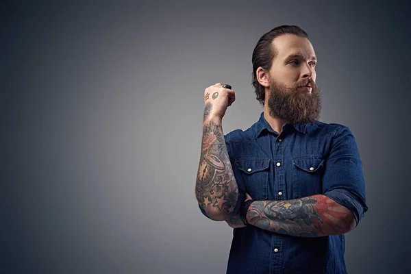 Tattooes silah ile sakallı adam — Stok fotoğraf