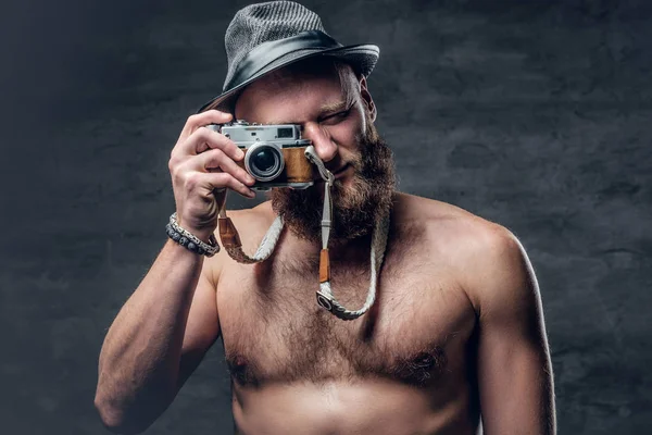 Półnagi człowieka w fotografowanie Filcowa Czapka — Zdjęcie stockowe
