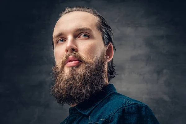 Крупным планом портрет бородатого мужчины — стоковое фото