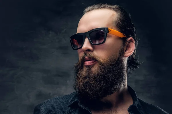 Homme hipster barbu en lunettes de soleil — Photo
