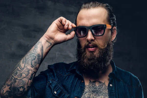 Homme tatoué dans des lunettes de soleil — Photo