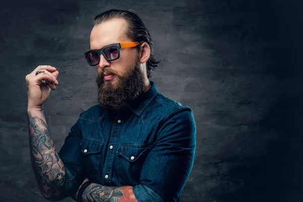 Продуманий бородатий чоловік в сонцезахисних окулярах — стокове фото