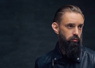 Siyah deri ceket giymiş adam.