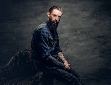 Ekose pazen tişört giymiş adam