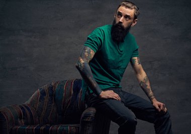 Sakallı adam bir yeşil t gömlek giymiş