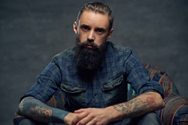 Dövmeli kollu sakallı adam