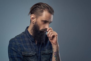 Sakallı adam kollarını tattooes ile