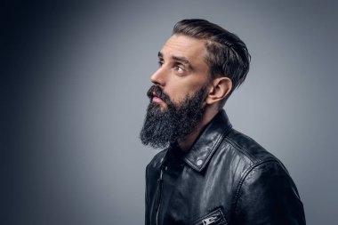 Siyah deri ceket giymiş adam