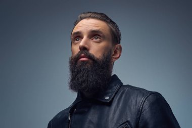 Siyah deri ceket giymiş adam