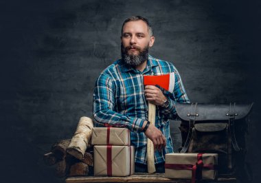 Noel hediye kutuları olan adam